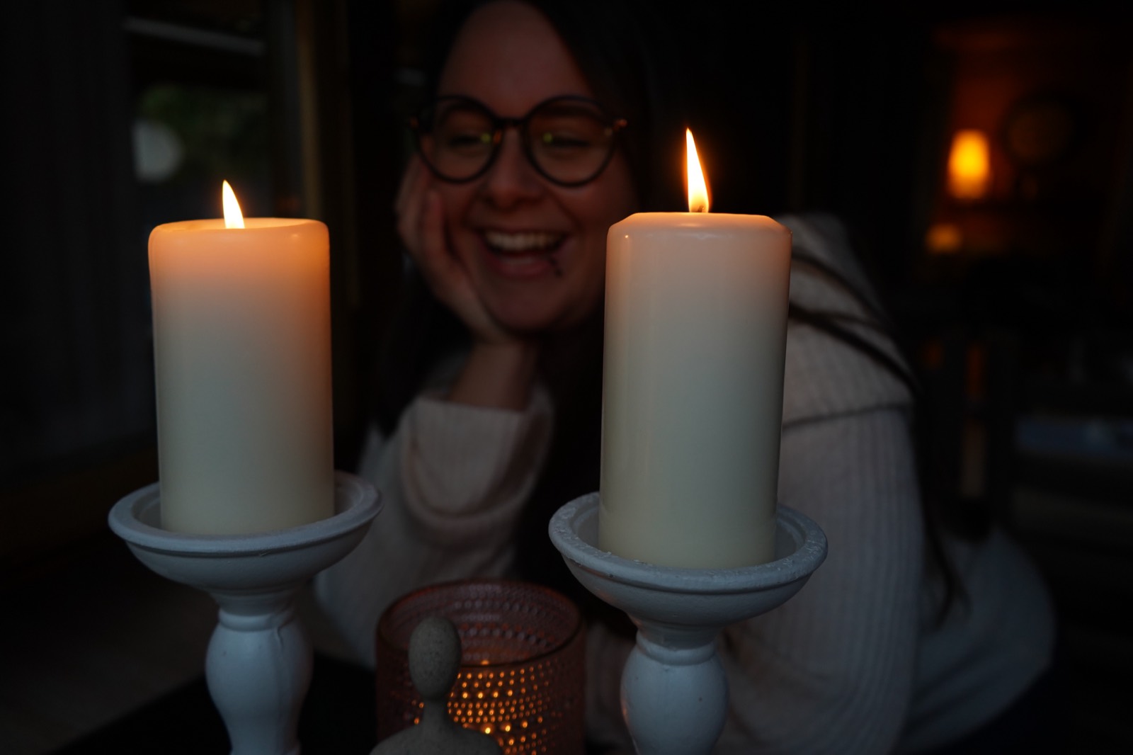 Kathrin bei Kerzenschein während eines Frauenkreises